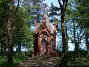 Neogotycka kaplica grobowa w parku (wejscie).JPG